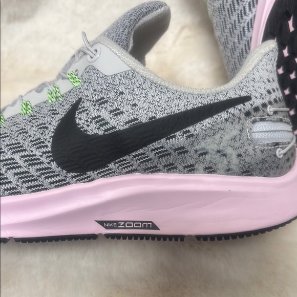 Nike Zoom Pegasus 35 Flyease Gray and Pink Athletic Shoes with Breathable Mesh - Picture 8 of 11